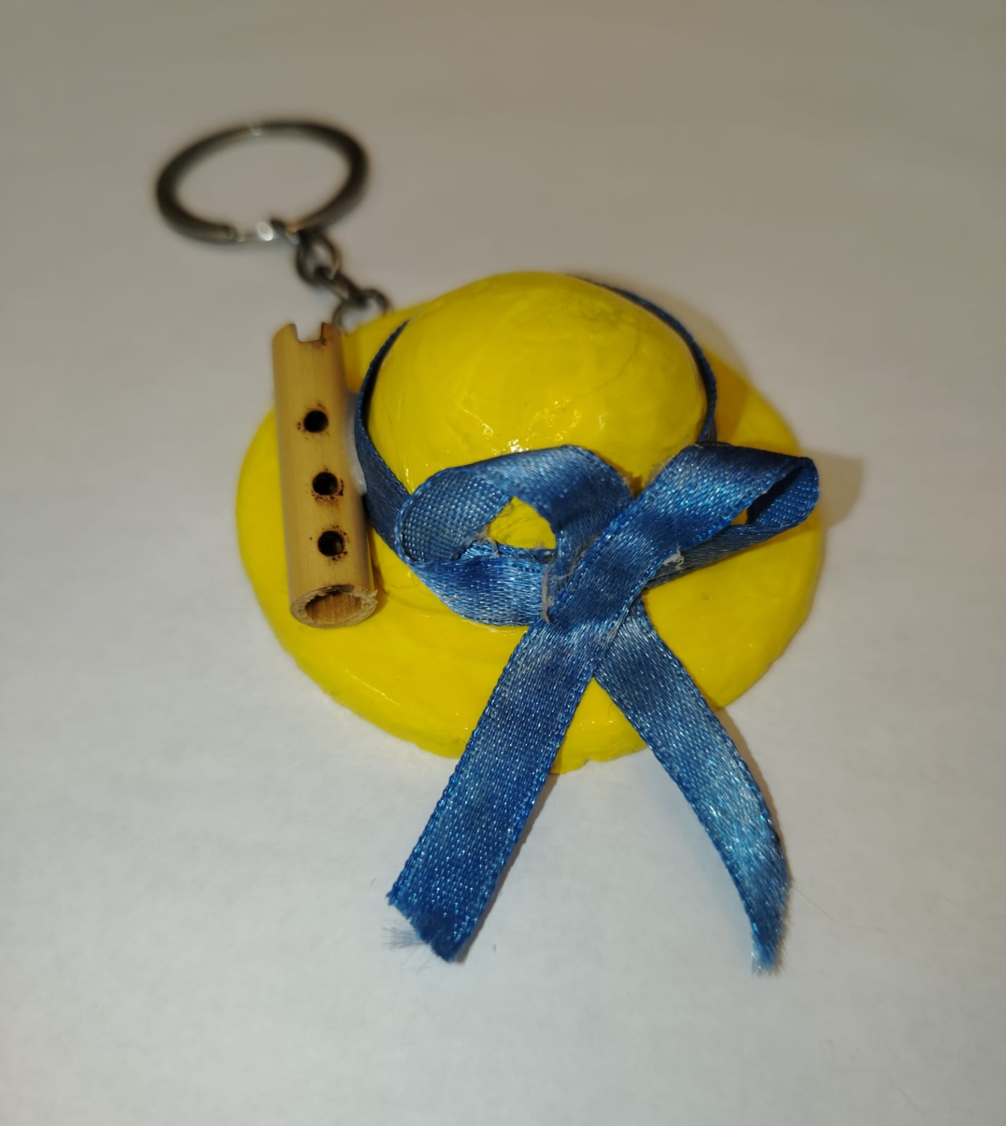 Este llavero representa el tradicional sombrero huanuqueño, un símbolo emblemático de la identidad andina del Perú. Hecho a mano con cuidado y detalle, rinde homenaje a la rica herencia cultural de la región de Huánuco, donde el sombrero no solo es parte de la vestimenta típica sino también un emblema de orgullo y tradición.