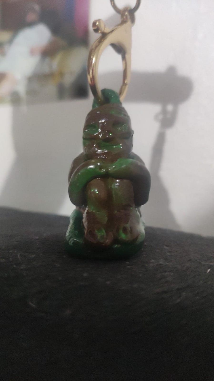 Momia de Papahuasi Este llavero representa a la momia de Papahuasi, uno de los hallazgos más sorprendentes de Huánuco. Se trata de restos antiguos que muestran cómo vivían y se cuidaban nuestros antepasados. Más que una figura, simboliza la historia y la tradición de nuestra tierra, manteniendo vivo el recuerdo de quienes estuvieron antes que nosotros.