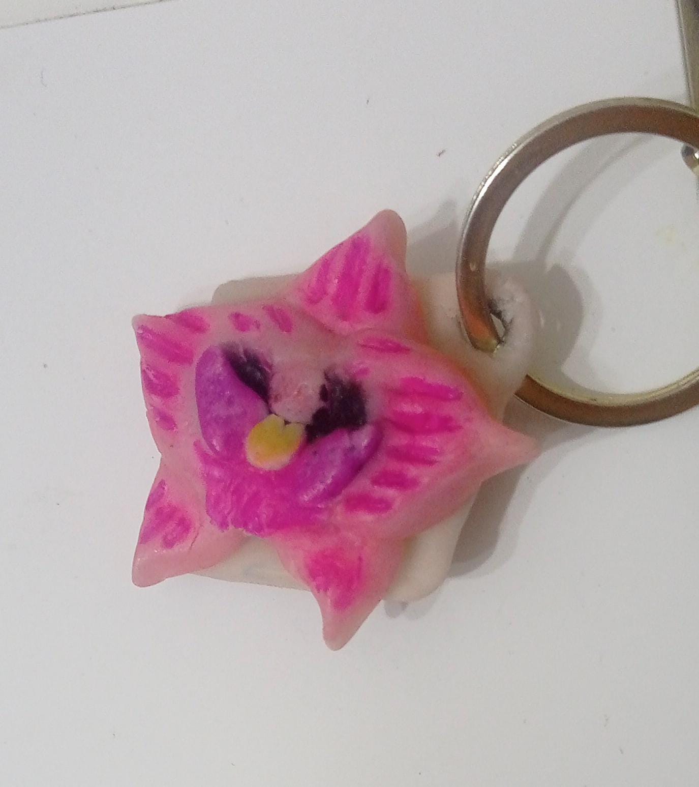 Este llavero de orquídea representa la riqueza natural de Huánuco, tierra de la eterna primavera, donde las orquídeas florecen como símbolo de belleza, diversidad y vida.