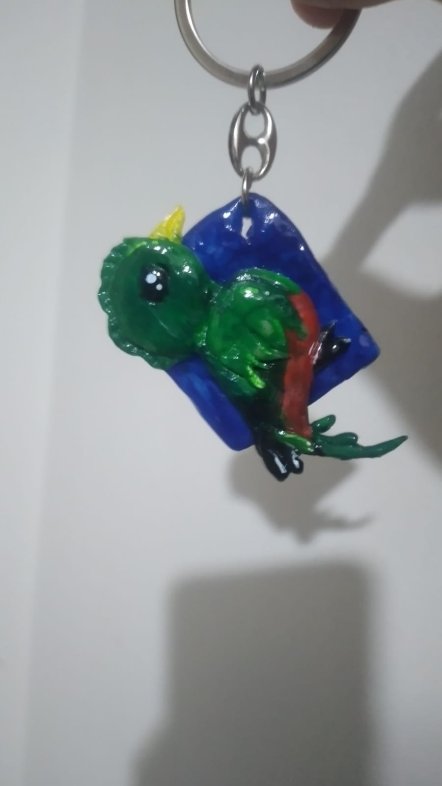 El ave Pillco, un quetzal de cabeza dorada, es el símbolo de Huánuco, representando la herencia y conexión de la región con la naturaleza. Fue el tótem de sus antiguos habitantes y aparece en el escudo oficial de la ciudad.